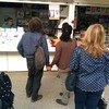 Miguel Ángel Velázquez firmando su libro en la Feria del Libro de Madrid