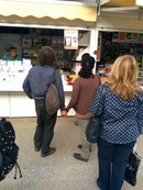 Miguel Ángel Velázquez firmando su libro en la Feria del Libro de Madrid