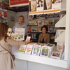 Carolina Caparrós firmando su libro en la Feria del Libro de Madrid