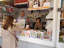 Carolina Caparrós firmando su libro en la Feria del Libro de Madrid